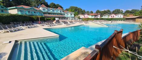 Utomhuspool och uppvärmd pool