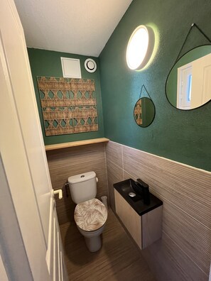 Duschwanne, Haartrockner, Toilettenpapier