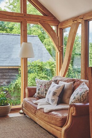 Smart TV, fireplace, DVD player, books - Idyllic 17th Century Farmhouse with Glorious Mountain Views (Longtown)