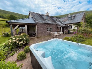 Terrace/patio - Idyllic 17th Century Farmhouse with Glorious Mountain Views (Longtown)