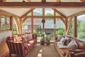 Smart-TV, peis, DVD-spiller og bøker