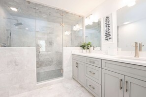 Badewanne, Haartrockner, Handtücher