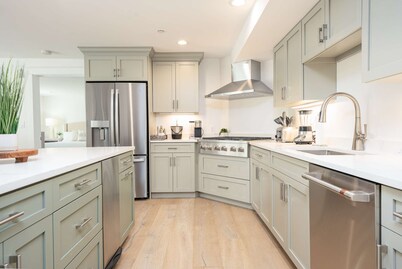 Penthouse with Private Roofdeck on Plymouth Harbor