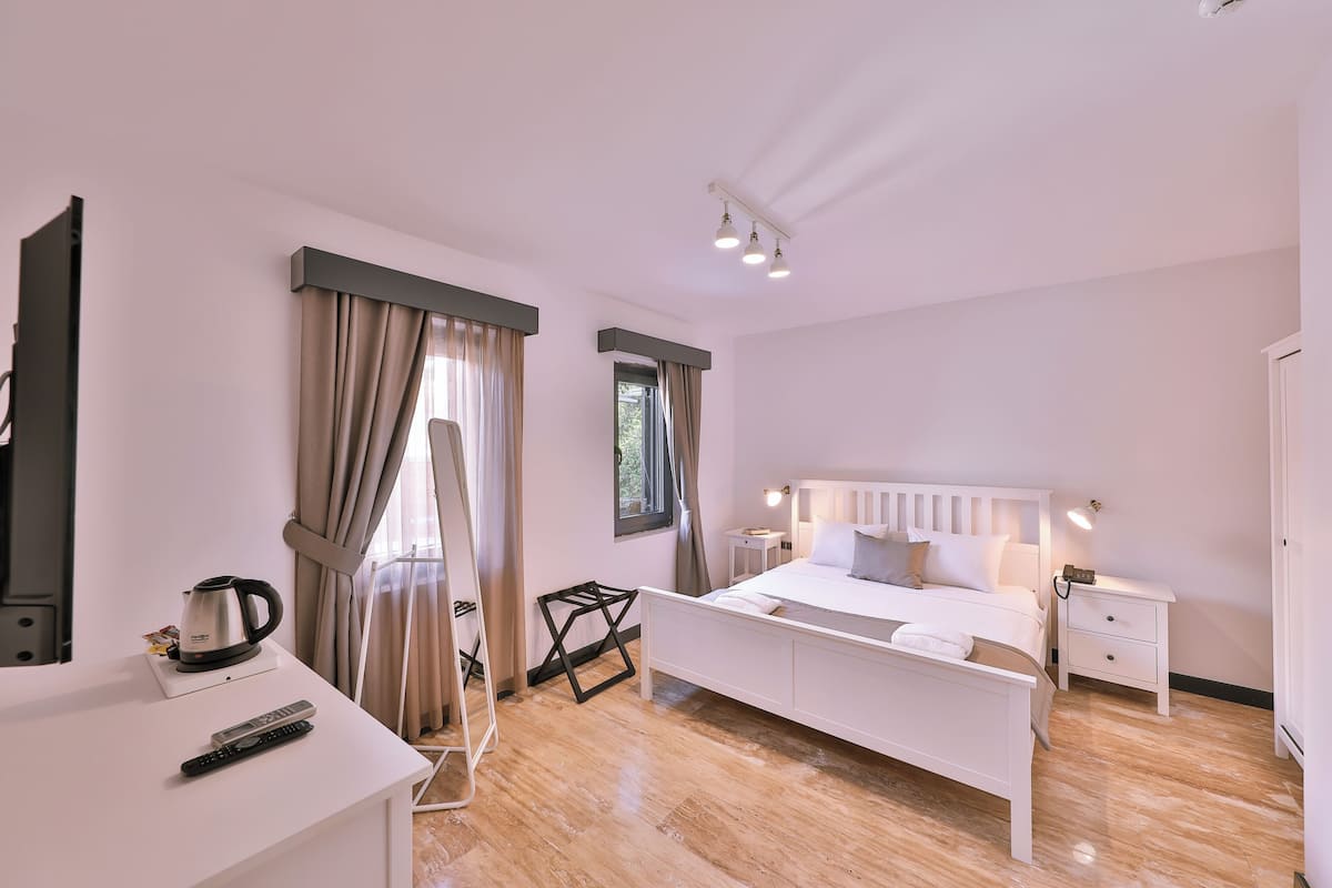 Standard Room | Minibar, bed sheets