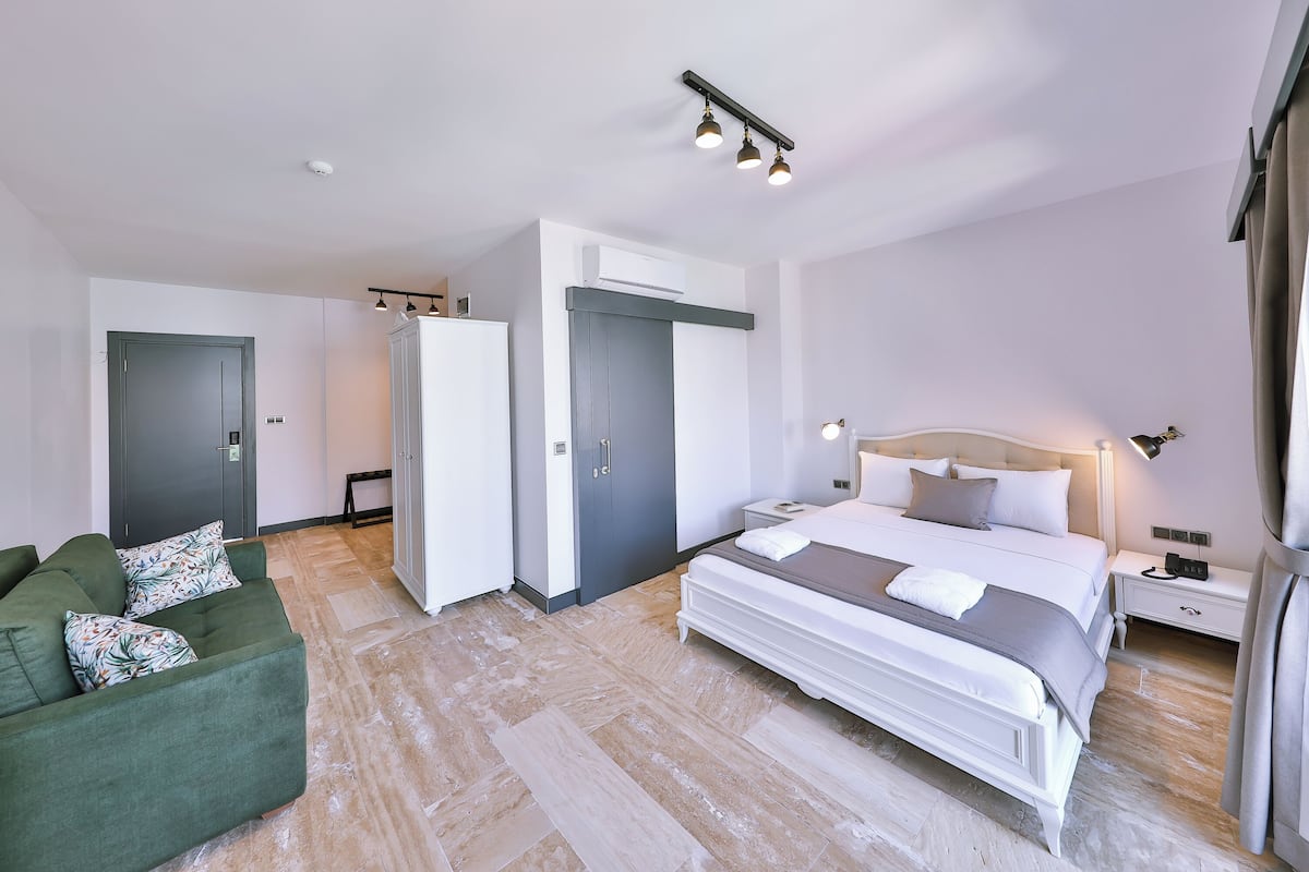 Deluxe Quadruple Room | Minibar, bed sheets