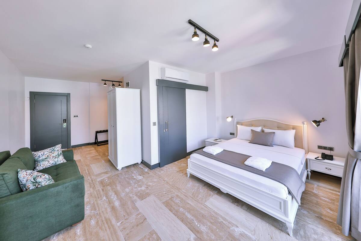 Deluxe Quadruple Room | Minibar, bed sheets