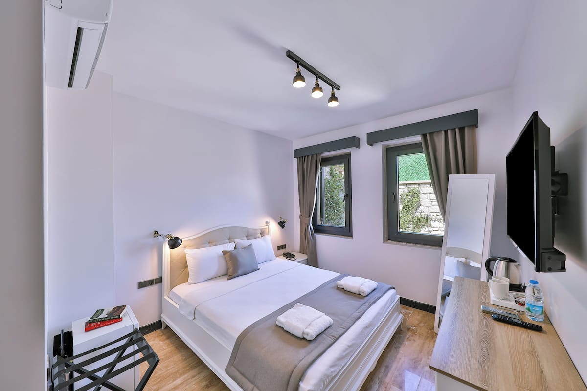 Standard Triple Room | Minibar, bed sheets