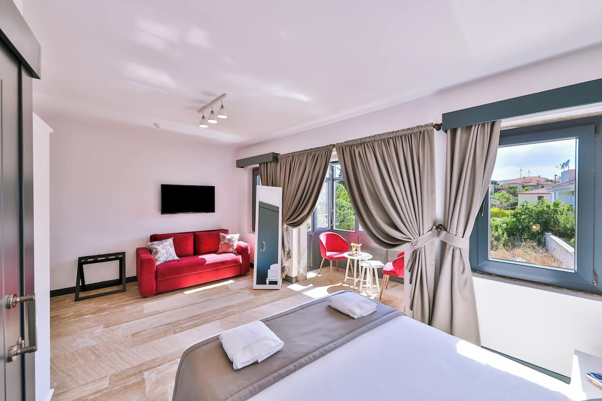 Deluxe Triple Room | Minibar, bed sheets