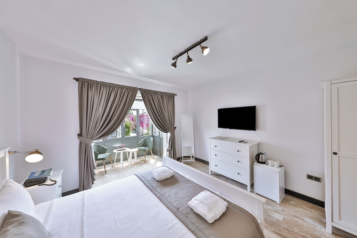 Minibar, bed sheets