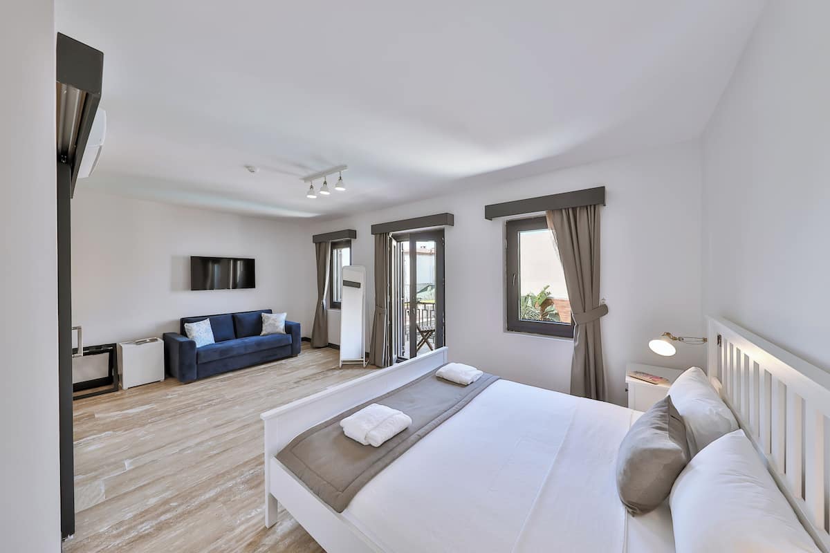 Minibar, bed sheets