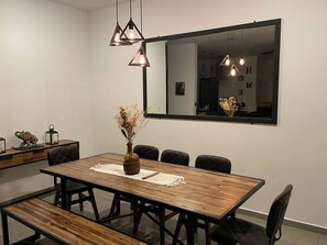 Parrilla de estufa, cafetera y tetera y comedor