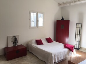 5 chambres, fer et planche à repasser, Wi-Fi, draps fournis