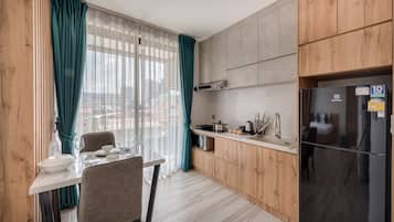 Studio Apartment with Balcony | 전용 주방 | 냉장고, 전자레인지, 쿡탑, 전기 주전자