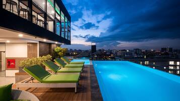 Hồ bơi ngoài trời, mở cửa từ 7:30 đến 19:00, ghế dài tắm nắng