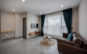 2-Bedroom Apartment with Balcony | Télévision