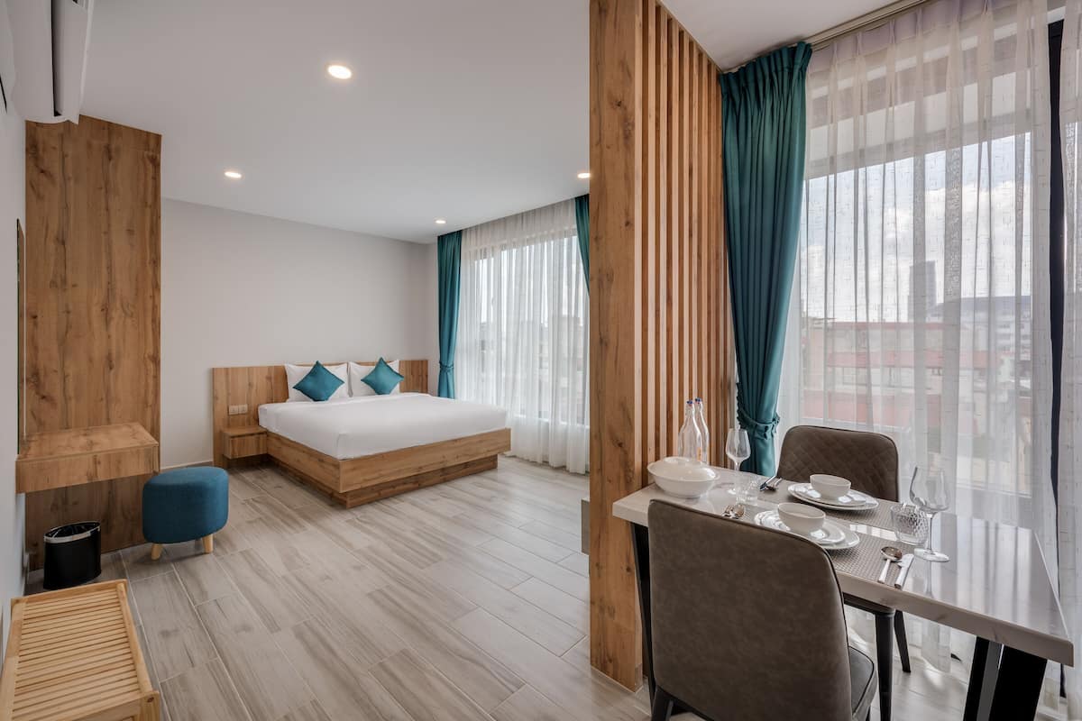 Studio Apartment with Balcony | Seprai antialergi, minibar, brankas, dan meja kerja