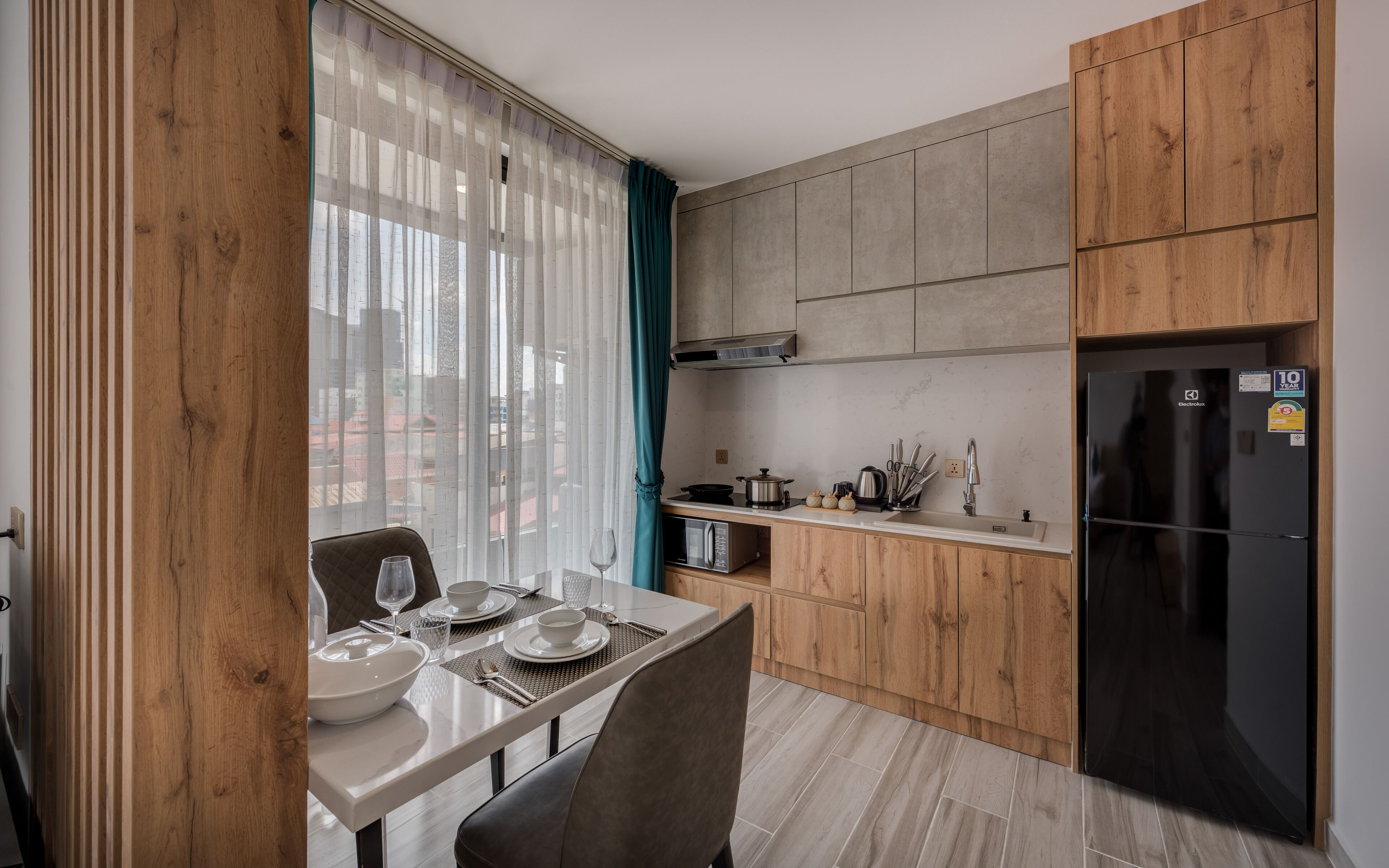 Studio Apartment with Balcony | Bếp riêng | Tủ lạnh, lò vi sóng, bếp nấu, ấm điện 