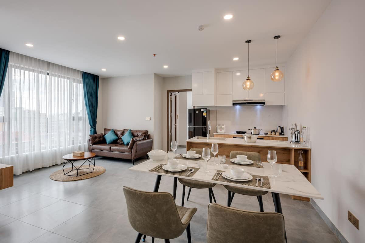 2-Bedroom Apartment with Balcony | Ruang keluarga | Televisi 42-inci dengan saluran TV kabel