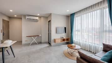 1-Bedroom Apartment with Balcony | 거실 | 케이블 채널 시청이 가능한 42인치 TV