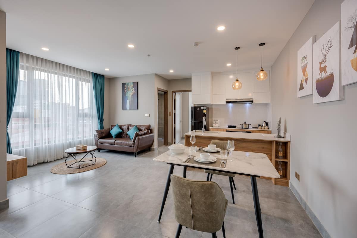 1-Bedroom Apartment with Balcony | Ruang keluarga | Televisi 42-inci dengan saluran TV kabel