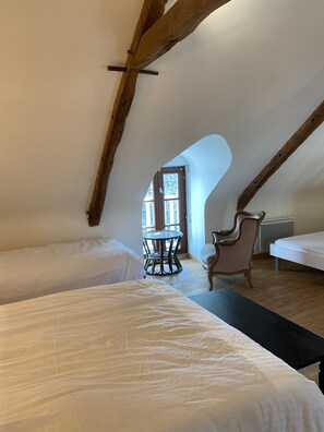 2 bedrooms, iron/ironing board, WiFi, bed sheets - Pretty old house in the center of a village on the banks of the Rance river (Pleudihen-sur-Rance)