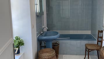 Ensemble douche/baignoire, sĂšche-cheveux, serviettes fournies, savon