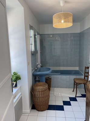 Ensemble douche/baignoire, sèche-cheveux, serviettes fournies, savon