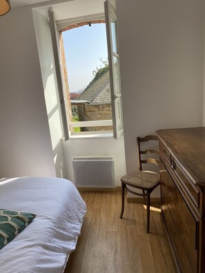 2 bedrooms, iron/ironing board, WiFi, bed sheets