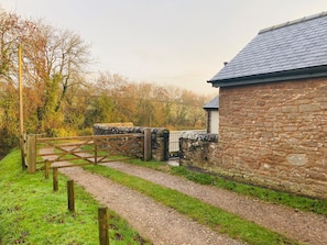 Property grounds - Stylish, Rural Apartment With Amazing Views (Welsh Newton Common)