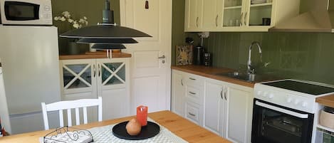 Kylskåp, mikrovågsugn, ugn och spishäll