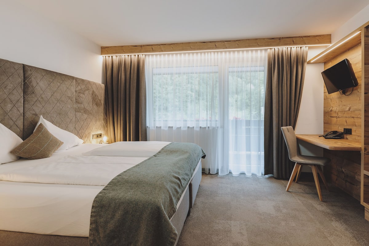 Odada kasa, seyahat beşiği, ücretsiz kablosuz İnternet, çarşaf takımı