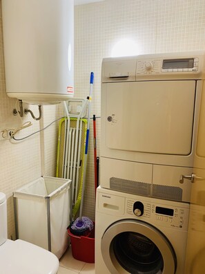 Badewanne, Haartrockner, Bidet, Handtücher