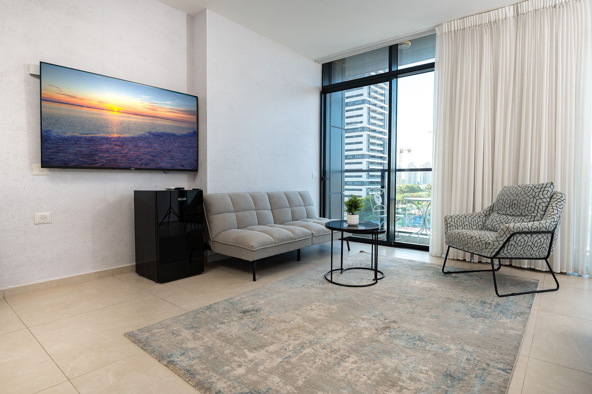 Apartemen Deluks, balkon | Area keluarga | Televisi layar datar 42-inci dengan saluran TV digital, TV, dan Netflix