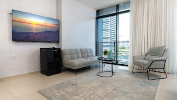 Apartemen Deluks, balkon | Area keluarga | Televisi layar datar 42-inci dengan saluran TV digital, TV, dan Netflix