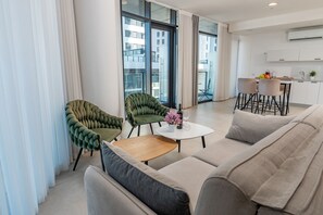 Suite luxueuse, vue sur la mer | Aire de séjour | Téléviseur à écran plat de 42 po avec télévision numérique, téléviseur