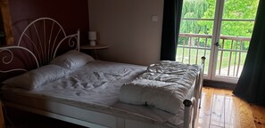 3 bedrooms, iron/ironing board, travel crib, bed sheets