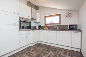 Frigorifero, microonde, forno, piano cottura
