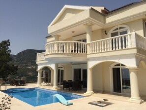 Outdoor pool - Fully detached Villa offers an unforgettable holiday with your family and friend (Alanya)