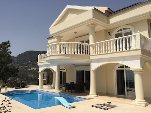 Fully detached Villa offers an unforgettable holiday with your family and friend