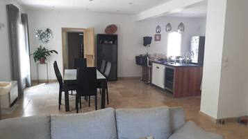 TV connectée, jeux vidéo, lecteur de DVD, table de tennis de table