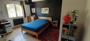 5 bedrooms, desk, iron/ironing board, WiFi
