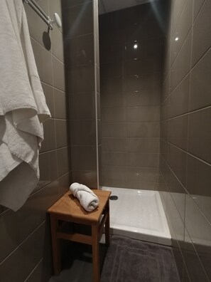 Shower, towels - Logis group 30 pers. with room and garden by the river, near Clisson (Gétigné)