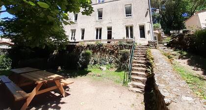 Logis group 30 pers. with room and garden by the river, near Clisson