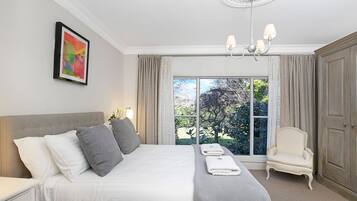 4 Schlafzimmer, Schreibtisch, Bügeleisen/Bügelbrett, Reisekinderbett