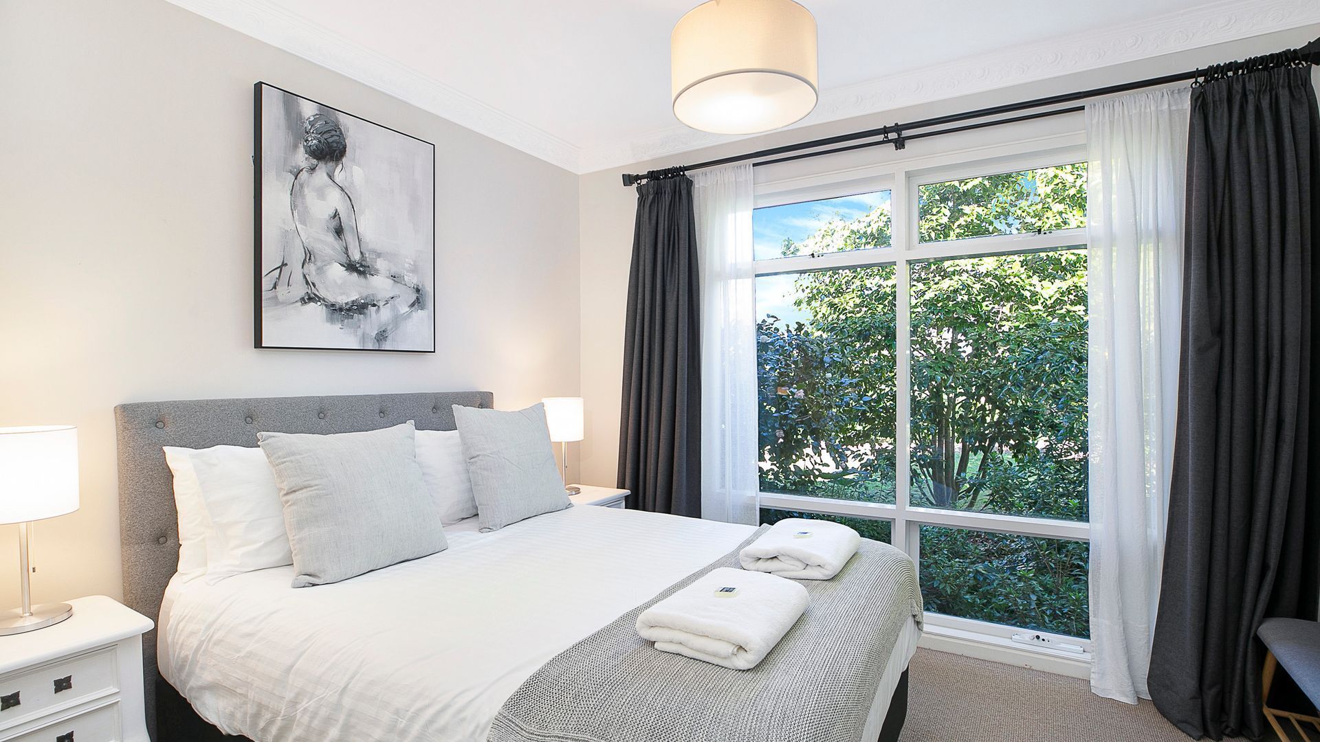 4 habitaciones, escritorio y tabla de planchar con plancha 