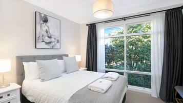 4 habitaciones, escritorio y tabla de planchar con plancha