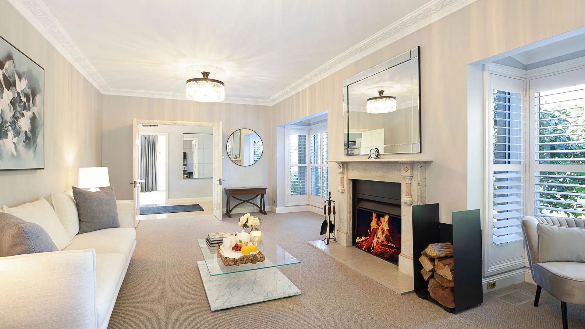 Smart TV, chimenea, monitor de computadora