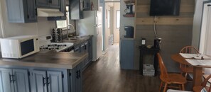 Geladeira, micro-ondas, fogão, cooktop
