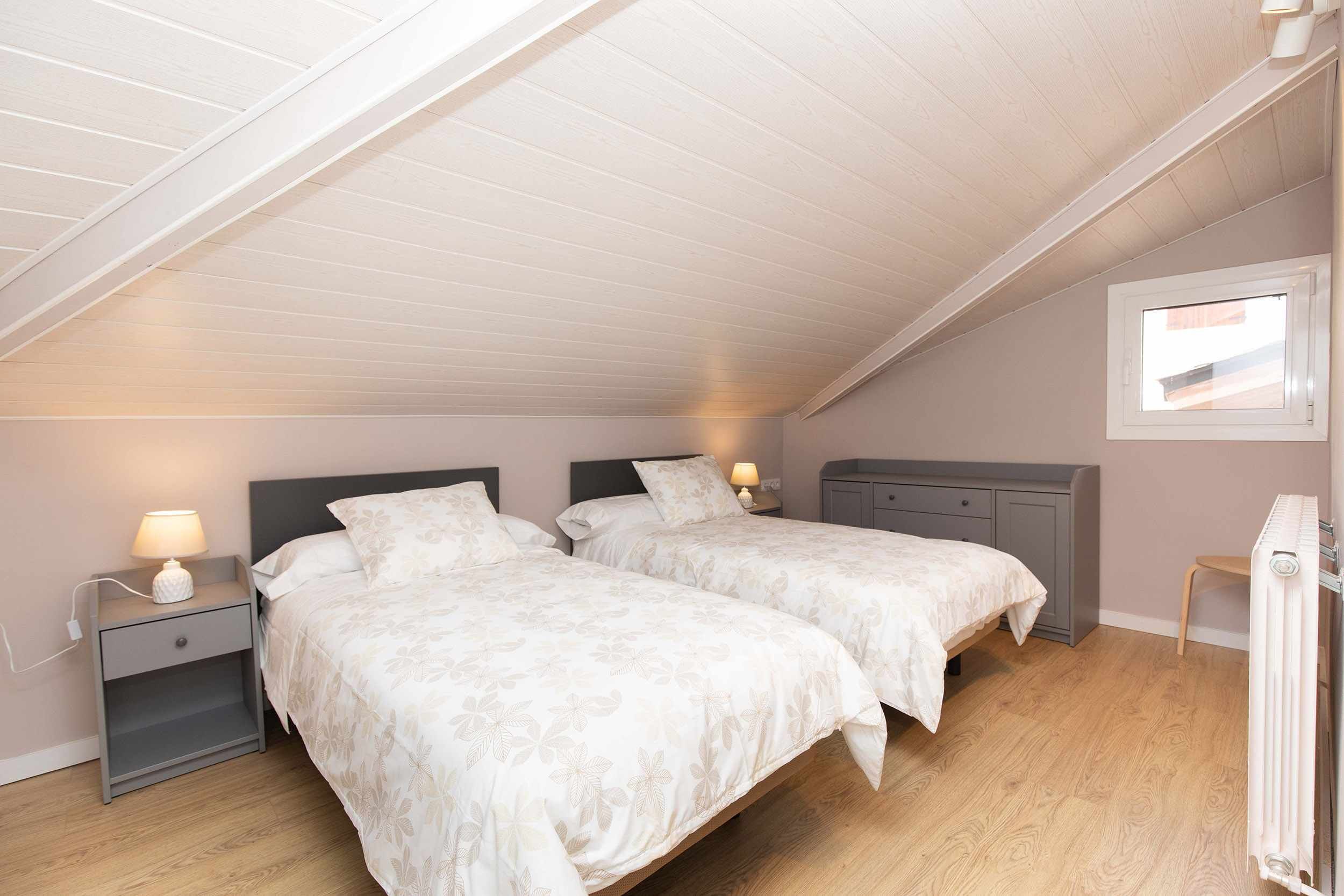3 soverom, strykejern/-brett, reiseseng for barn og wi-fi (inkludert)