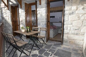 Outdoor dining - Casa Daniella by BeValle (Pueyo De Jaca, El)